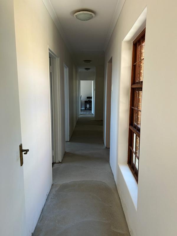 5 Bedroom Property for Sale in Capri Western Cape